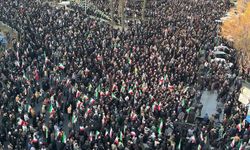 Tahran’da Hamaney İçin Kitlesel Yürüyüş