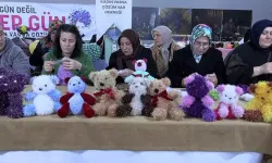 Trabzon’da Kadınlar Hastanedeki Çocuklar İçin Ayıcık Örüyor