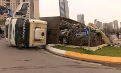 Ataşehir’de Hurda Yüklü Kamyon Devrildi