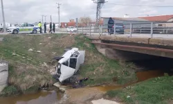 Kütahya Tavşanlı’da Otomobil Dereye Uçtu