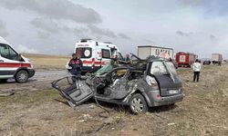 Aksaray’da Otomobil Tıra Çarptı 1 Kişi Hayatını Kaybetti