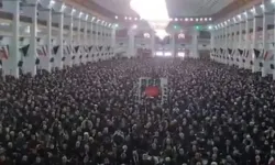 Tebriz'de Binlerce Kişi Cuma Namazında Buluştu