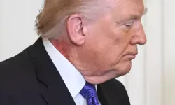 Trump'ın Boynundaki Kızarıklık Tartışma Yarattı