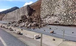 Kahta’da İstinat Duvarı Çöktü Yol Kapatıldı