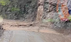 Köprübaşı’nda Heyelan Yolu Kapattı