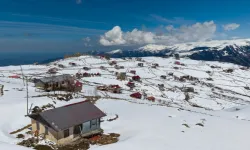 Trabzon Yaylaları Nisan’da Karla Beyaza Büründü