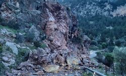 Fethiye’de Kaya Düşmesi Yolu Ulaşıma Kapattı