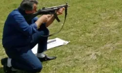 Müdürün Silahlı Paylaşımı Tepki Çekti