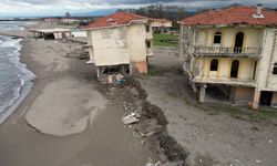 Karasu Sahilinde Erozyon Tatil Köyünü Tehdit Ediyor
