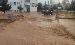 Sağanak Yağış Okulu Su Bastı Öğrenciler Tahliye Edildi