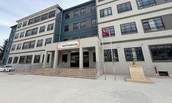 Tarsus’ta Liseye Silahla Gelen Öğrenci Yakalandı