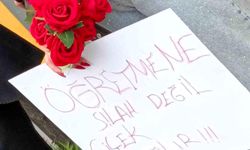 Öğrencilerden Öğretmenlerine Anlamlı Çiçekli Karşılama