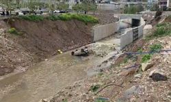 Şanlıurfada Park Halindeki Araç Dereye Düştü