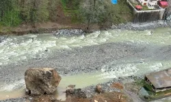 Rize Ardeşen’de Heyelan Dereyi Kapattı