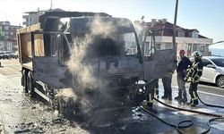 Trabzon’da Seyir Halindeki Kamyon Alev Aldı