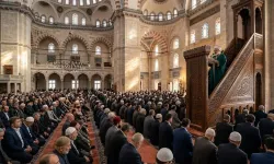 Cuma Hutbesi Alın Teri Mukaddestir Mesajı Verildi