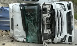 Araklı’da Tır Devrildi Sürücü Yaralandı