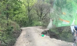 Araklı’da Heyelan Sonrası Yol Tehlike Saçıyor