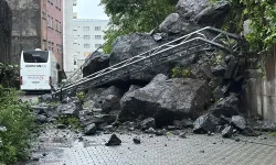 Hopa'da Heyelan Paniği! Dev Kayalar Yolu Kapattı