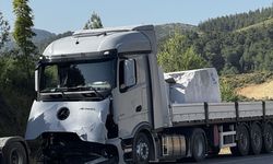Antalya’da Otomobil Tırla Çarpıştı: 2 Ölü