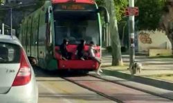 Bursa’da Tramvayın Arkasına Tutunan Gençler Kamerada