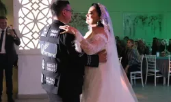 Düğün Masrafı İçin Damatlığına Reklam Aldı