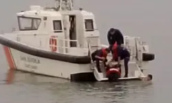 Samsun'da Denize Atlayan Kadını İtfaiye Eri Kurtardı