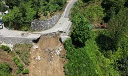 Rize'de Sağanak Sonrası Mahalle Yolu Çöktü