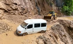 Trabzon’da Heyelan Paniği! Minibüs Çamura Saplandı