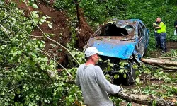 Rize'de Uçuruma Yuvarlanan Kamyonette Acı Kayıp