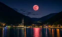 Çilek Dolunayı Uzungöl'de Kartpostallık Manzara Oluşturdu