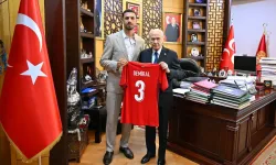Merih Demiral’dan Devlet Bahçeli’ye Forma Hediyesi