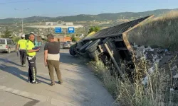 Freni Boşalan Hurda Kamyonu Su Kanalına Devrildi