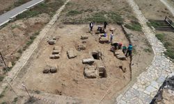 Aigeai Antik Kenti'nde 10 Mezar Ortaya Çıkarıldı