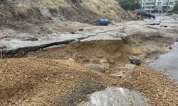 Ankara’da Yol Çöktü: 20 Araç Çukura Düştü