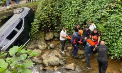 Rize’de Otomobil Dereye Devrildi: 6 Yaralı