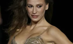 Serenay Sarıkaya Paris Moda Haftası’nda Podyuma Çıktı