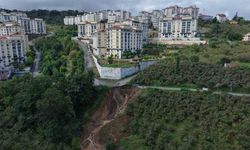 Trabzon’da Heyelan Aracı Dereye Sürükledi