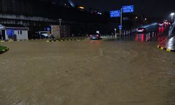 Trabzon’da Yollar Göle Döndü, Araçlar Mahsur Kaldı