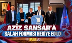 Aziz Sancar'a Muhammed Salah Forması Hediye Edildi