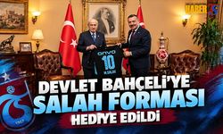 Devlet Bahçeli'ye Muhammed Salah Forması Hediye Edildi