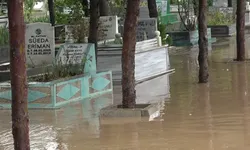 Sağanak Sonrası Mezarlık Sular Altında Kaldı