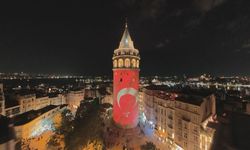 Galata Kulesi Türk Bayrağıyla Işıklandırıldı