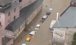 İstanbul'da Sel Araçları Sürükledi