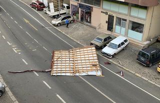 Trabzon'da fırtına sebebiyle uçan çatı az kalsın felakete sebep oluyordu!