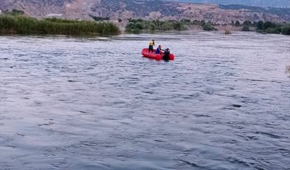 BİNGÖL - Murat Nehri'nde mahsur kalan 3 kişi kurtarıldı