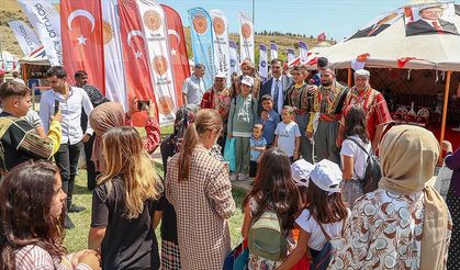 BİTLİS - Vatandaşlar Malazgirt Zaferi'nin 951. yıl dönümü etkinliklerine yoğun ilgi gösteriyor