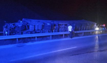Çorum'da devrilen tırdaki iki kişi yaralandı