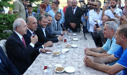 Kılıçdaroğlu, Çorum'da partililerle çay içti