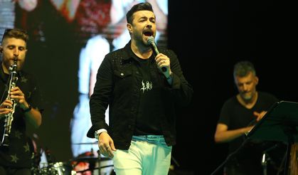 Şarkıcı Burak Kut Sakarya'da konser verdi